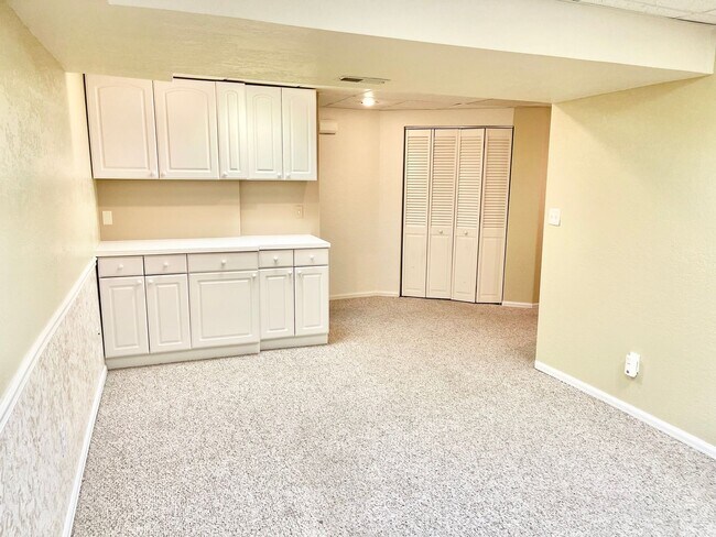Building Photo - Large Clean Home in Aurora