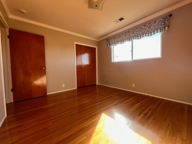 Building Photo - Spectacular Retro Home in a Rural Setting with Views and Space