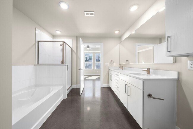 Building Photo - 1825 N San Jacinto Street Unit 641