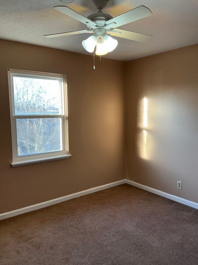 Building Photo - 441 Martha Ln