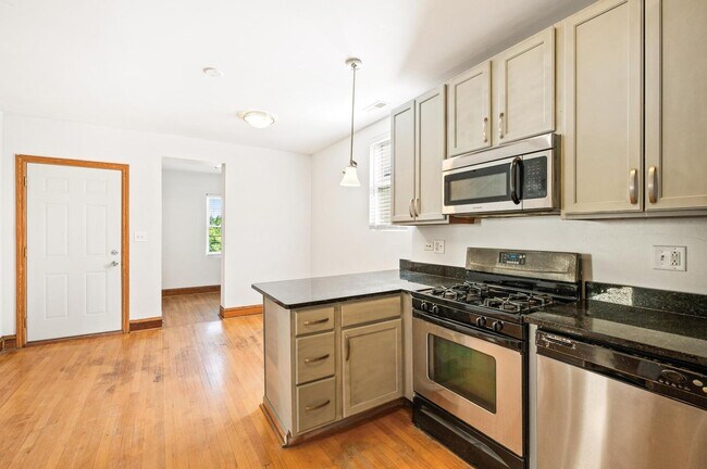 Building Photo - 4446 W Walton St