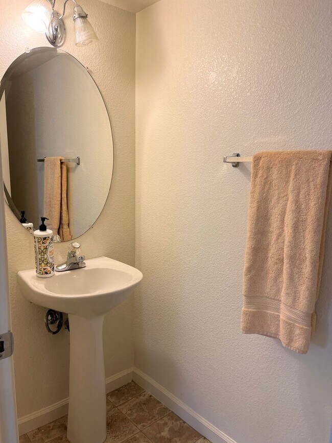 Building Photo - Nice 4 Bedroom Family Home for Rent in Great Rocklin Location