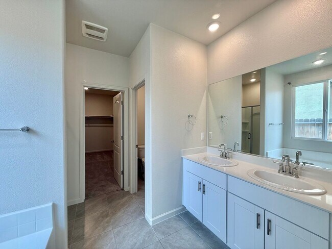 Building Photo - Bright and Modern Home in Hollister