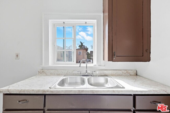 Building Photo - 522 W Vernon Ave