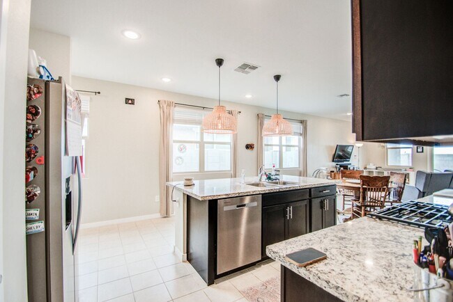Building Photo - Lovely Single Family 4 bedroom for rent!