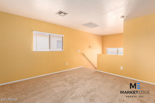 Building Photo - 4Bed/2.5 Bath House in El Mirage! $199 MOV...