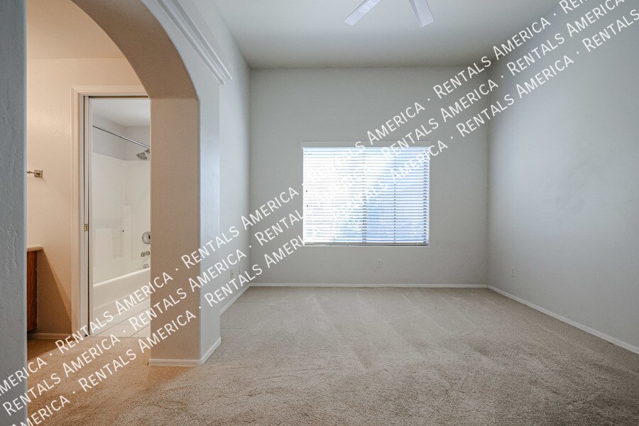 Building Photo - 1426 E Grovers Ave