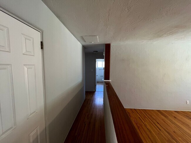 Building Photo - NE 3/BD 2/BA 2/CG