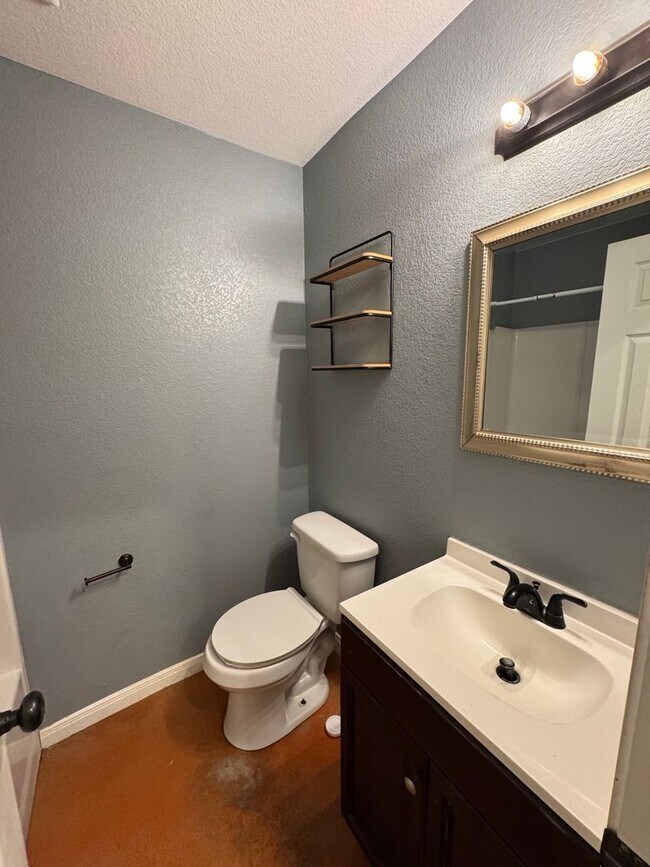 Building Photo - Lacy Lakeview Duplex
