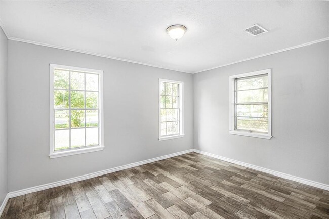 Building Photo - 385 W Bolivar St