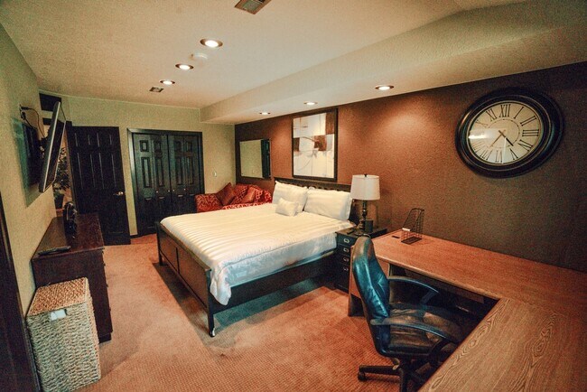 Building Photo - Modern 4BR Lakewood Home on Nearly Half an...