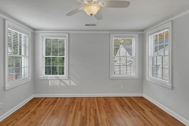 Building Photo - Pre-Leasing for the 26-27 School Year! - U...