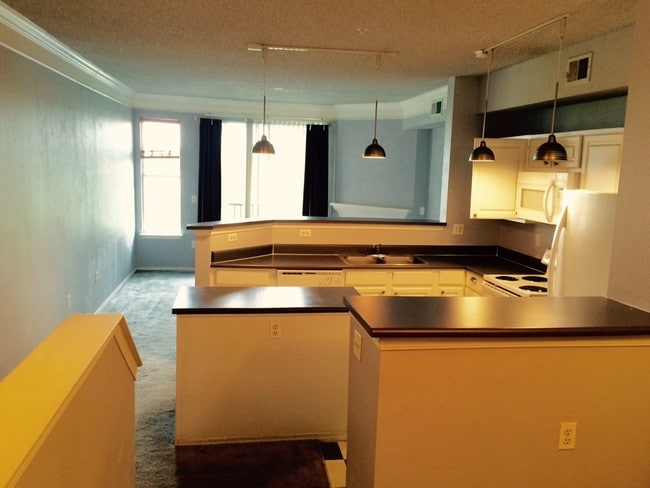 Building Photo - Lovely Two Bedroom Condo with Fire Place, W/D, garage, and tons of community extras! (Concord)