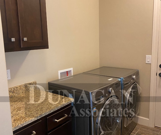 Building Photo - 3 Bedroom, 2 Bath - Partially Furnished!!!