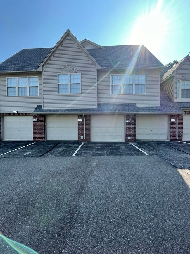 Building Photo - Bright Upper Condo with Garage | Near Shopping & Trails