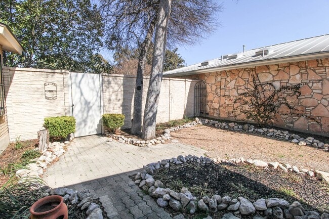 Building Photo - 10323 Quail Meadow St