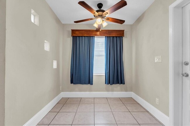 Building Photo - 618 Glenoak St N