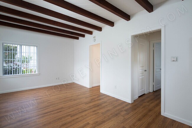 Building Photo - *OPEN HOUSE: 8/30 3-4PM* Cottage Style 1BR...