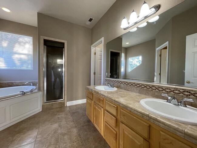 Building Photo - 929 Yosemite Dr