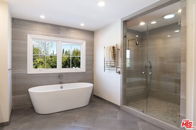 Building Photo - 9145 Sawyer St