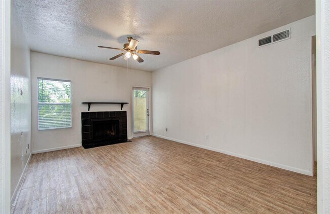 Building Photo - 2021 Spenwick Dr