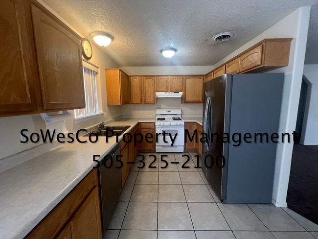 Building Photo - Large Home on West Side of Town