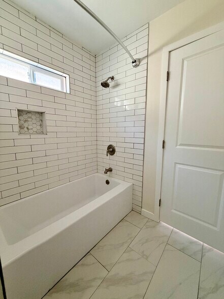 Building Photo - 1316 N Hollywood Way