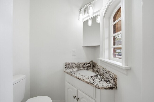Building Photo - 1348 E 45th Pl