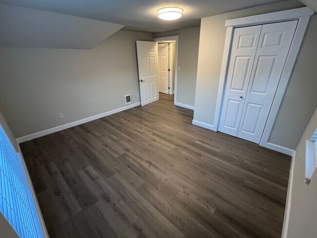 Building Photo - NEWLY REMODELED! 3+ bed, 1.5 bath, a/c, d/...