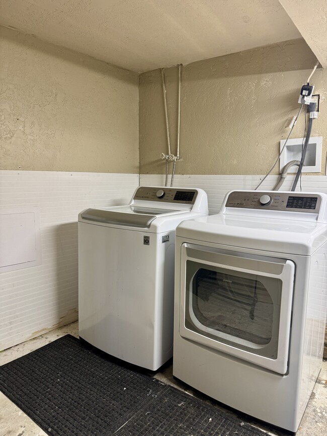 Building Photo - 560 E 6th N