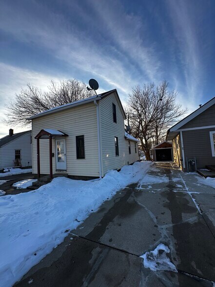 Building Photo - 305 S Western Ave