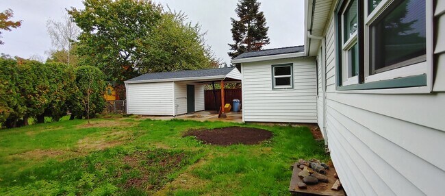 Building Photo - Darling Updated 3 Bedroom Ranch Located a Block from Glenwood City Park and Just a few Blocks fro...