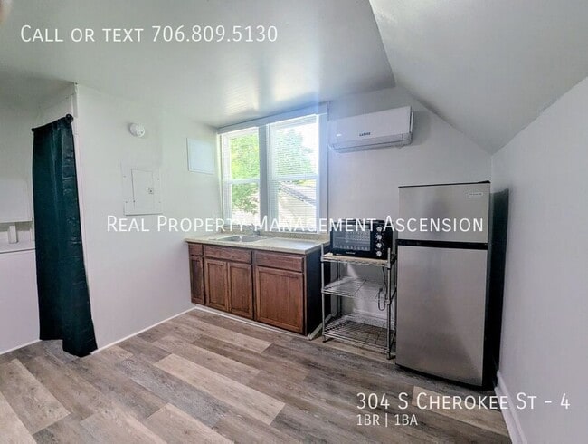 Building Photo - 304 S Cherokee St