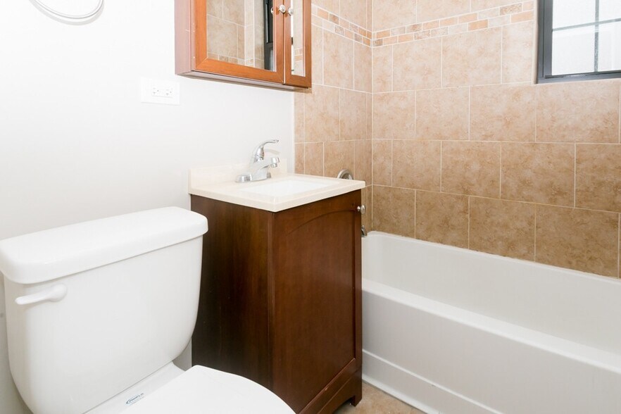 Building Photo - 946 Green Bay Rd