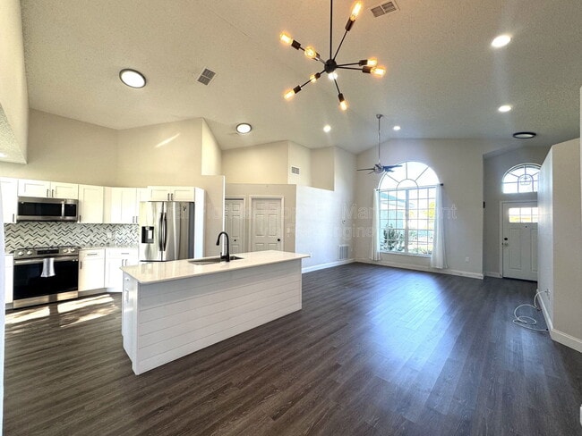 Building Photo - 402 Lark Ct