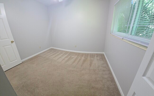 Building Photo - 712 Newport Dr