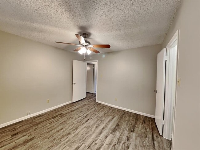 Building Photo - 1403 Ravenscourt Dr