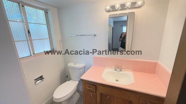 Building Photo - Three Bedroom Ranch Style Home