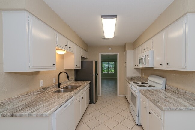 Building Photo - 495 Longmeadow Dr
