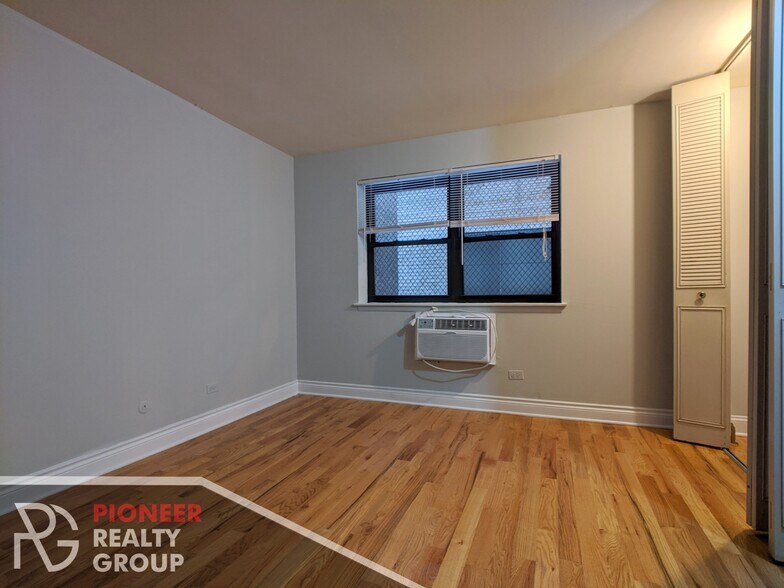 Building Photo - 502 W Briar Pl