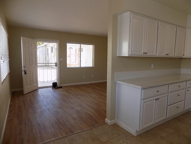 Building Photo - m497 - Mateer