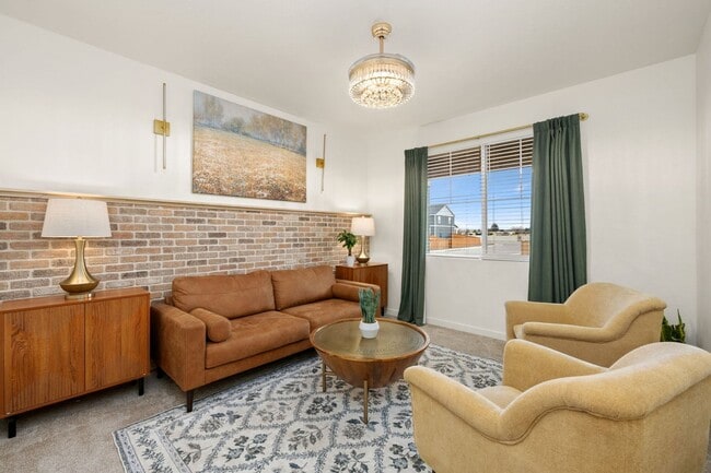 Building Photo - Upgraded 5-Bedroom Home in Immaculate Condition