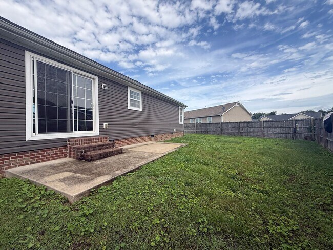 Building Photo - Pet-Friendly One-Level Home with Fenced Yard, Garage & Stainless Steel Appliances