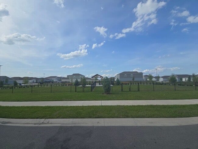 Building Photo - 3 bed 2 bath home fully furnished