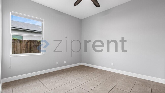 Building Photo - Unit