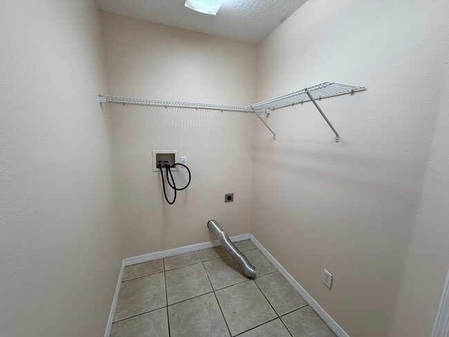 Building Photo - 972 N Fairbairn Dr