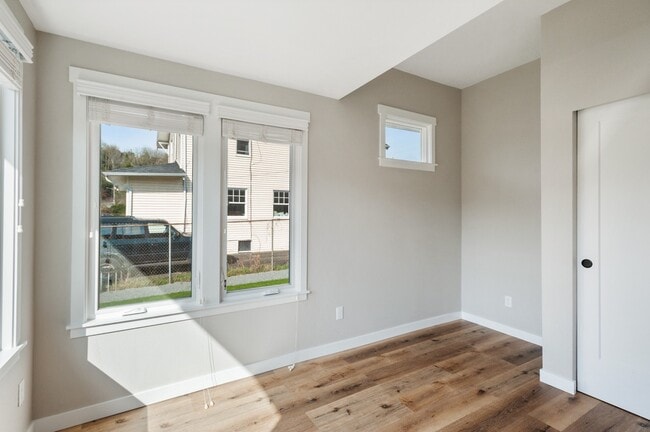 Building Photo - Conveniently located Single-family house available for Rent!