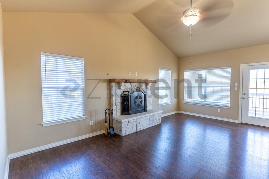 Building Photo - Unit