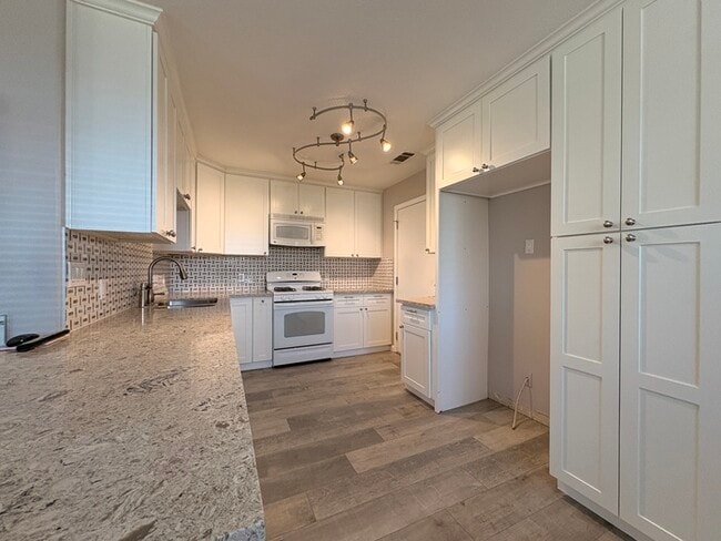 Building Photo - Beautifully Updated 3/2! Backyard, 2 Car Garage! Modern and Clean!