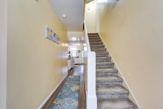 Building Photo - 504 Center St